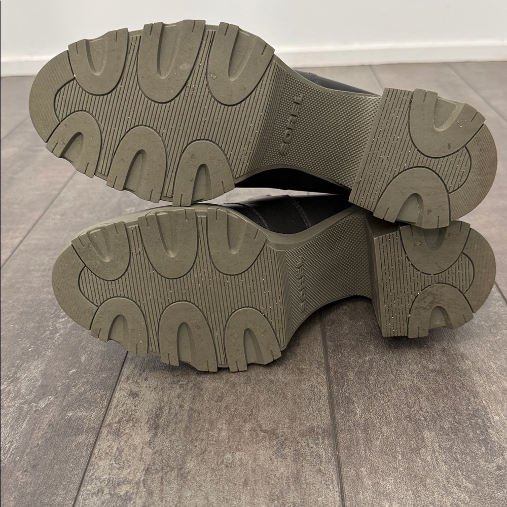 Like NEW! Leather Sorel Brex Heel Lug Chelsea Boot in Olive Green, size 8 - Picture 7 of 11